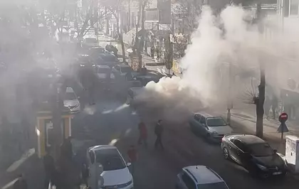 Kars'ta seyir halindeyken alev alan otomobil kullanılamaz hale geldi