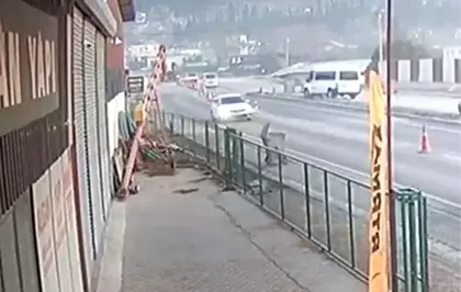 Minibüs ile çarpışan elektrikli motosikletin sürücüsü yaralandı; kaza anı kamerada