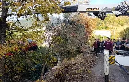 Patlayan su borusu yolda göçüğe neden oldu; taşan su ise otomobili bahçeye sürükledi