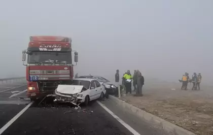 TIR, kırmızı ışıkta duran 4 araca çarptı