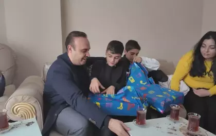 Bağcılar'da yerde buldukları altını sahibine teslim eden iki çocuğa Bakan Kacır'dan ziyaret