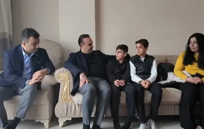 Bakan Kacır'dan İstanbul'da buldukları altını sahibine teslim eden çocuklara ziyaret