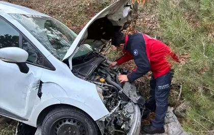 Balıkesir'de ciple otomobilin çarpıştığı kazada 3 kişi yaralandı
