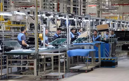 Bu fabrikadaki maaşlar dudak uçuklatır! İşçilere yüzde 100 zam