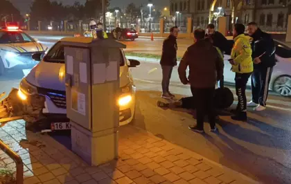 Bursa'da otomobil trafik levhalarına çarptı: 1 yaralı