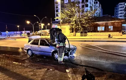 Hatay'da seyir halindeki otomobilde çıkan yangın söndürüldü