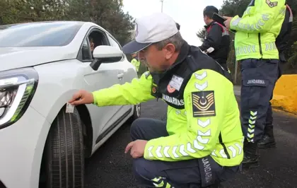Kocaeli'de jandarma ekiplerince ''zorunlu kış lastiği'' denetimi yapıldı