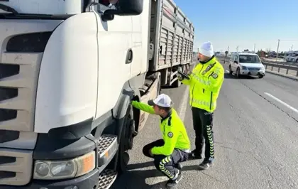 Mardin'de trafik polisleri araçları denetledi