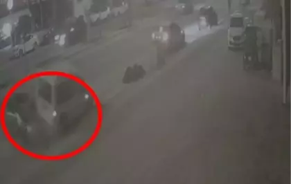 Otomobilin park halindeki hafif ticari araca çarptığı kaza kamerada