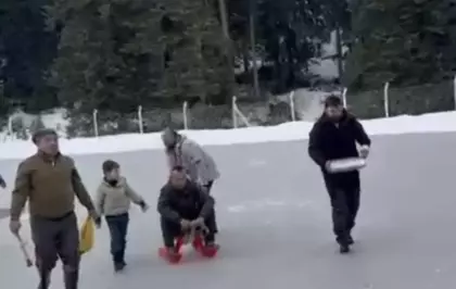 Donan göletin yüzeyindeki buzu motorlu testere ile kesti