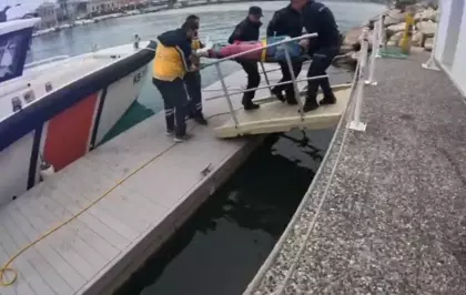 İzmir'de kayalıklardan düşen kişiye tıbbi tahliye yapıldı