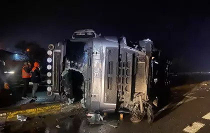 Konya'da otomobile çarpan tırın devrildiği kazada 2 sürücü yaralandı