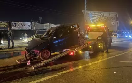 Niğde'de işçi servisi ile otomobilin çarpıştığı kazada 11 kişi yaralandı