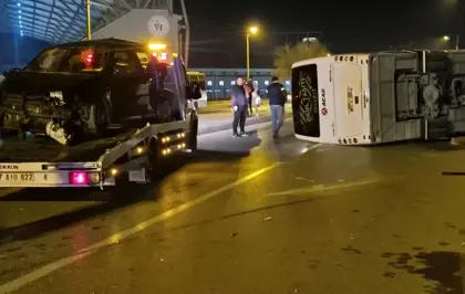 Otomobil ile çarpışan servis midibüsü devrildi; 13 yaralı