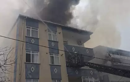 Ümraniye'de 3 katlı binanın çatısında çıkan yangın 2 binaya sıçradı: 4 yaralı