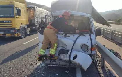 Akhisar'da kamyonet ile TIR çarpıştı: 1 yaralı