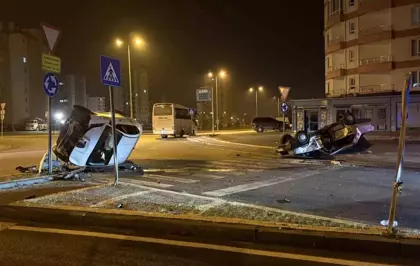 Kavşaktaki kazada otomobillerden biri yan yattı, diğeri takla attı: 2 yaralı