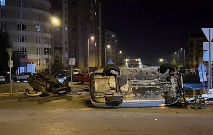 Kayseri'de iki otomobil çarpıştıktan sonra takla attı: 2 yaralı