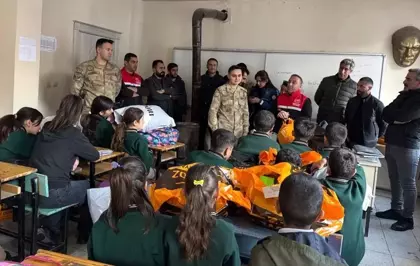 Yüksekova'da kurumların ve hayırseverlerin desteğiyle köylerdeki öğrencilere giyim yardımı yapıldı