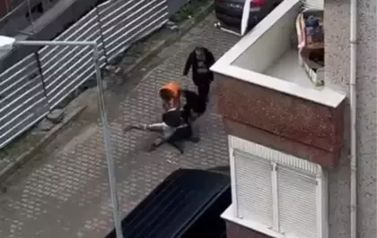 Avcılar'da sopalı 'gürültü' kavgası kamerada