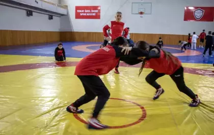 Şampiyon güreşçi Nesrin Baş, Tokat'ta kız çocuklarına örnek oldu