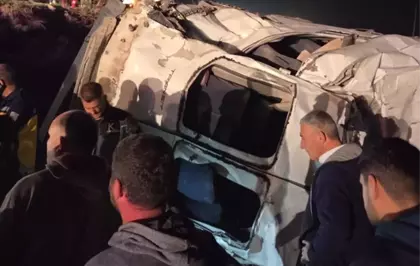 Adana'da devrilen işçi servisinde 2 kişi yaralandı