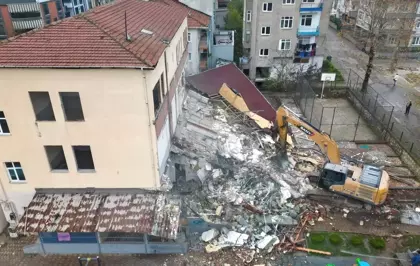 Kocaeli'de riskli olduğu tespit edilen bina yıkıldı