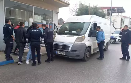 Manisa'da ''dur'' ihtarına uymayan araçta 35 düzensiz göçmen yakalandı