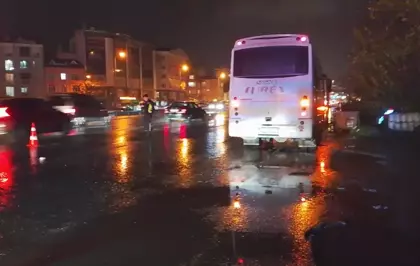 Silivri'de yolun karşısına geçmek isteyen kadına servis aracı çarptı