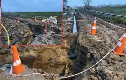 Toprak kaydı, işçiler göçük altında kaldı