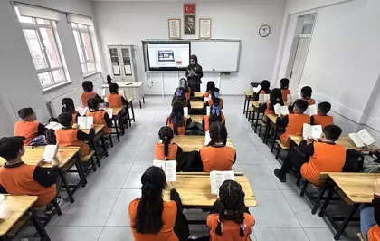 Vanlı öğrencilerin Sincan Uygur Özerk Bölgesi'yle ilgili kaleme aldığı şiirler kitaplaştırıldı