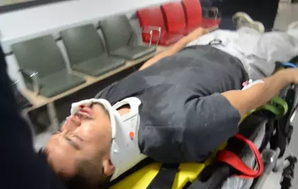 Anahtarı unuttuğu eve balkondan girmek isterken düşüp, yaralandı