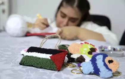 Doğuştan engelli Bengisu ''panç nakışı'' yaparak hayatına renk katıyor