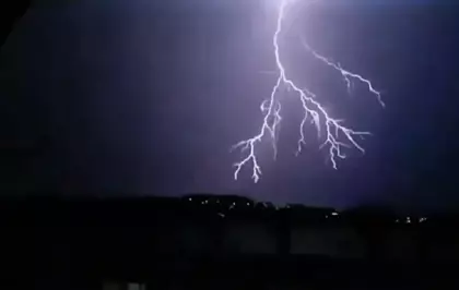 Kuşadası'nda geceyi şimşekler aydınlattı