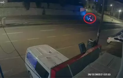 Bursa'da takla atan otomobil, direğe çarptı; Kaza anı kamerada