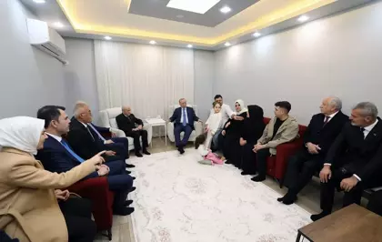 Cumhurbaşkanı Erdoğan, Hatay'da depremzede Karakuş ailesini ziyaret etti