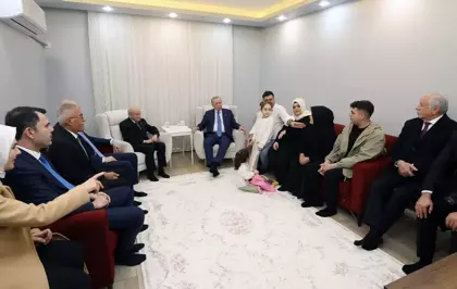 Cumhurbaşkanı Erdoğan ile MHP lideri Bahçeli, depremzede aileyi yeni yuvasında ziyaret etti