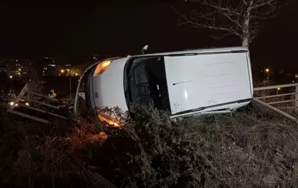 Hafif ticari araç ile otomobil çarpıştı; 3 yaralı