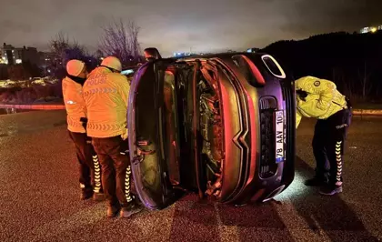 Kaldırıma çarpıp devrildi: 1 yaralı