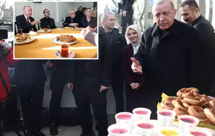 Cumhurbaşkanı Erdoğan'dan gazetecilere simit ikramı