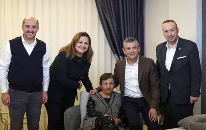 CHP Genel Başkanı Özel'den Afyonkarahisar Belediye Başkanı Köksal'ın annesi Meral Serdar'a ziyaret