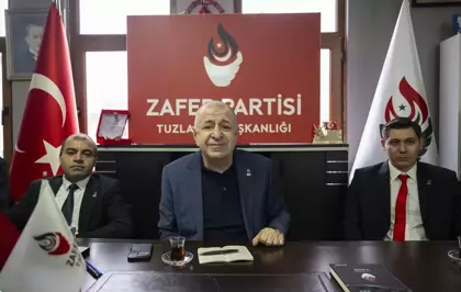 Zafer Partisi Genel Başkanı Özdağ, Tuzla İlçe Başkanlığı'nda partililerle bir araya geldi