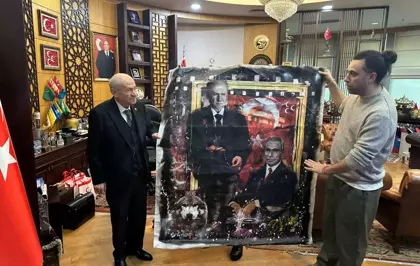 Bahçeli'ye, sprey boya ile yapılan tabloları hediye edildi