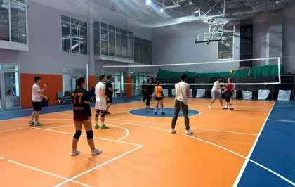 Düzce Gençlik Merkezi'nde voleybol heyecanı sürüyor