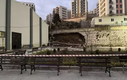 Kocaeli'de bir okul ile inşaat alanı arasındaki istinat duvarı çöktü