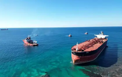 Bozcaada'da karaya oturan tankerin kurtarma çalışmaları dron ile görüntülendi
