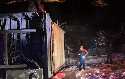 Erzincan'da devrilen tırdaki 47 büyükbaşı AFAD, itfaiye ve jandarma ekipleri kurtardı