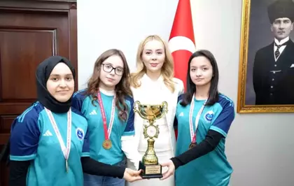 İl birincisi takım, kupayı Kaymakam Şıktaş'a götürdü