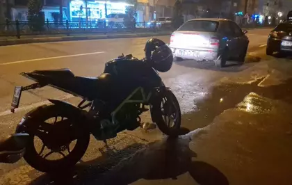 Motosiklet ile otomobil çarpıştı: 2 yaralı