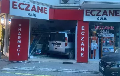 Muğla'da hafif ticari araç eczaneye girdi